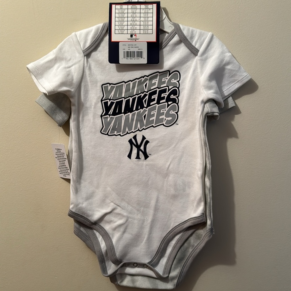 NWT ⚾️ New York Yankees ⚾️ onesie 24 months - Picture 3 of 3